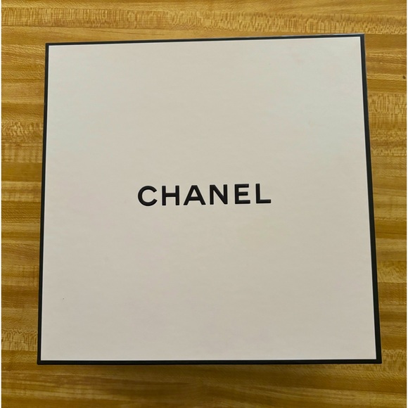 Perfect condition Chanel box - Picture 1 of 3